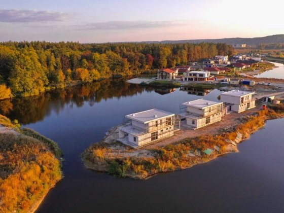 Без %!Будинок у озера, панорамний вид на воду та ліс