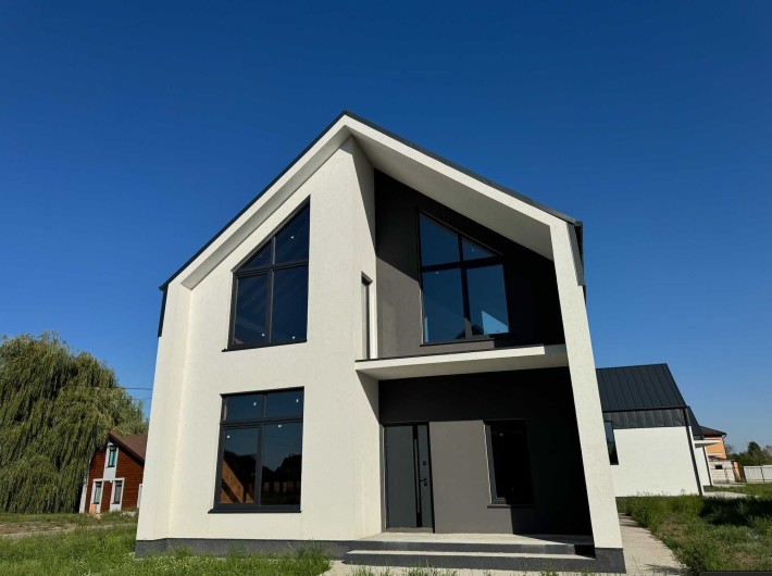 Сучасний будинок (барнхаус) під Києвом із резервним живленням - фото 1