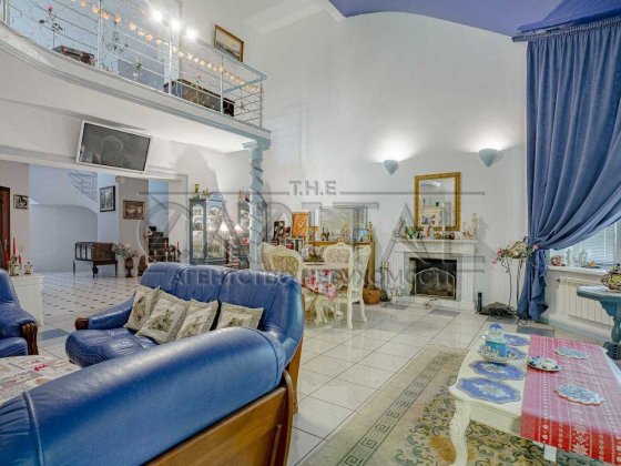 Будинок з ремонтом площею 400м2 на 12 сотках. Гнедин