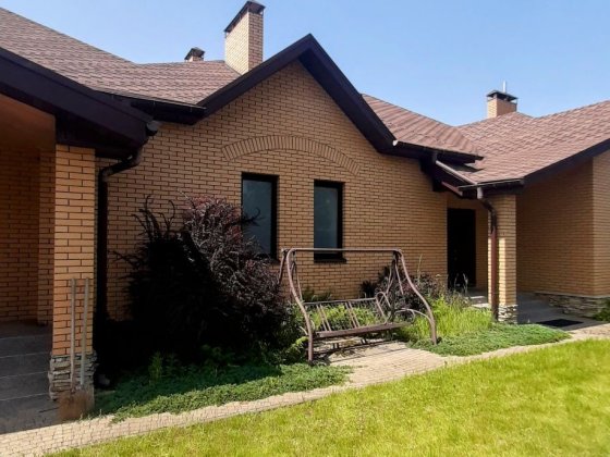 Дом одноэтажный на 2семьи с общей терасой басейном новый на 13сот.. Гореничі