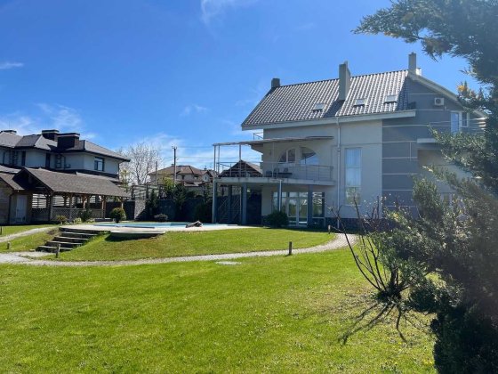 Комфортний будинок 400м2 видовою ділянкою 18соток в елітних Лісниках! Лесники