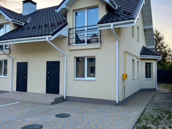 Кутовий таунхаус 110 м² з ділянкою, озером і басейном, Гнідин Гнедин