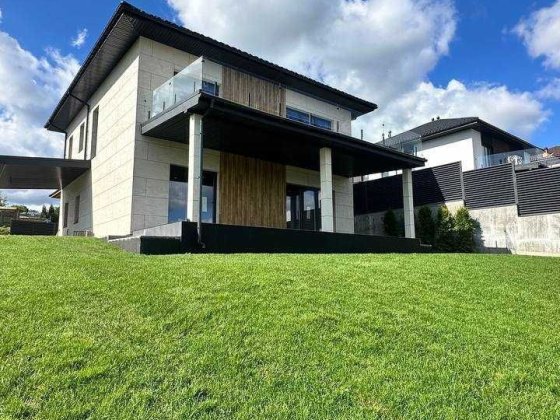 Просторий будинок в Лісниках з панорамним видом — мальовниче місце! Лісники