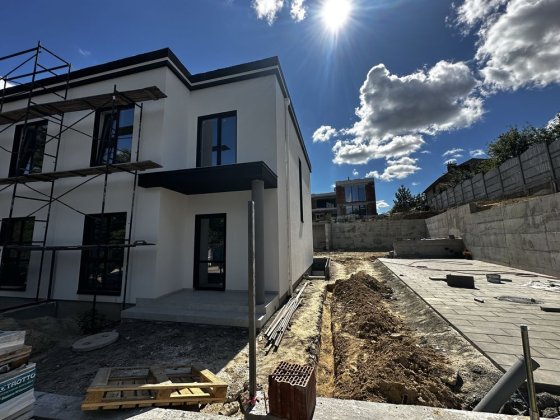 Дуплекс з великою ділянкою та бомбосховищем Гореничі