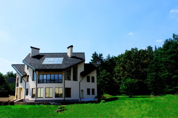 Дом в соснах для большой семьи - фото 1