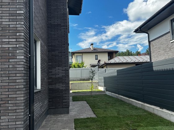 Продаж будинків від забудовника в передмісті Києва біля лісу. Стоянка