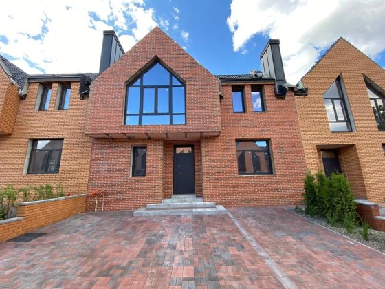 Комфорт, стиль, простір — будинок, у який закохуєшся! Стоянка