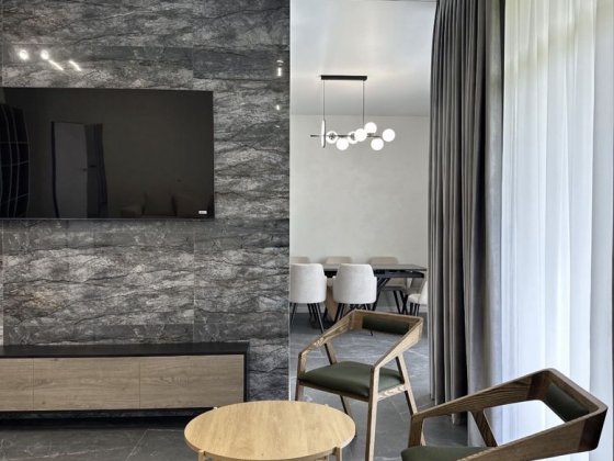 Одноповерховий будинок з ремонтом 165 м² , 8 соток. КМ з охороною. Стоянка