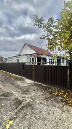 Терміново! Продам добротний будинок в центрі Узина - фото 1