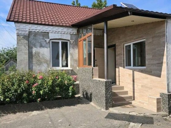 Продаж будинку в центрі смт Рокитне.  Розглядаємо сертифікати Рокитное