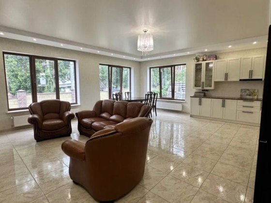 Будинок у котеджному містечку поруч з озером Блиставиця