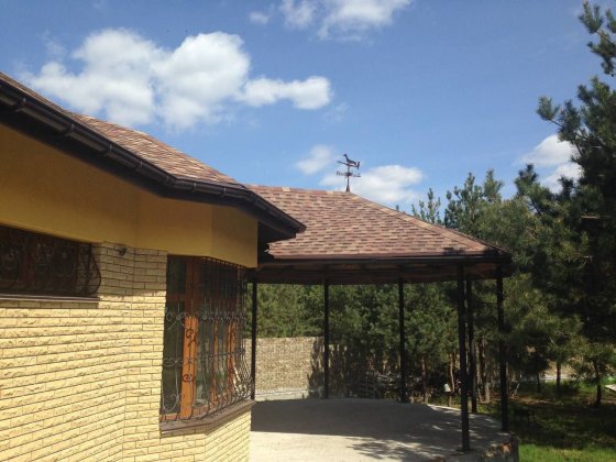 Будинок поряд ресторану Фільварок Березовка