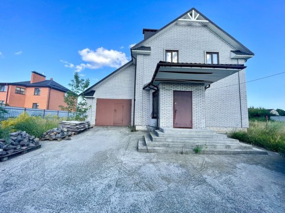 Продам будинок з гаражем на великій ділянці Бузова