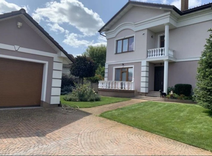 Коттедж с отдельным гостевым домом в окружении леса - фото 1