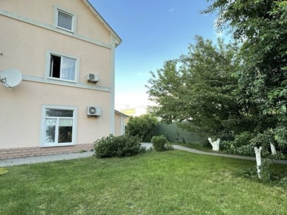 Продаю Дім Гора вул. Сонячна є басейн, баня, гараж, навіс. Все Працює! Кедина Гора