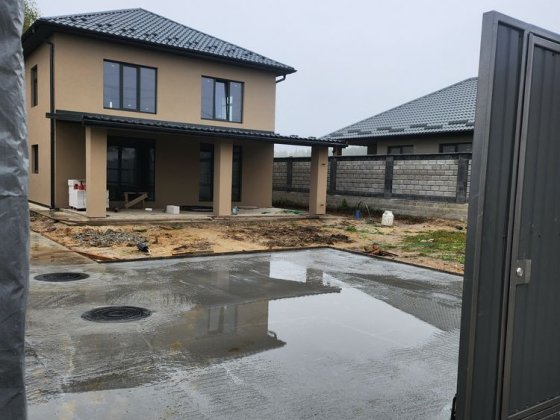 Будинок з великою ділянкою в передмісті Києва. Дмитровка