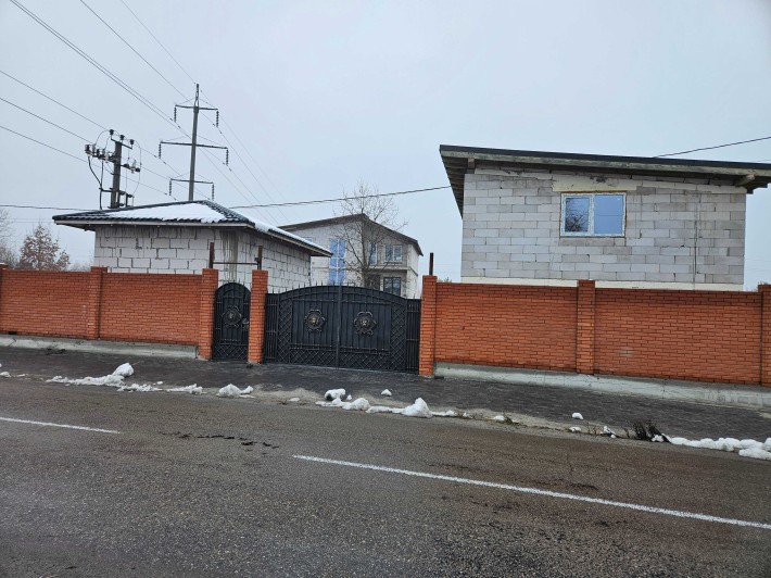 Продам дом с. Иванковичи 350м2+120м2+35м2гараж, 14 соток земли - фото 1