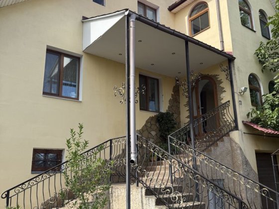 Просторий триповерховий будинок у с. Княжичі, Броварського району. Княжичі