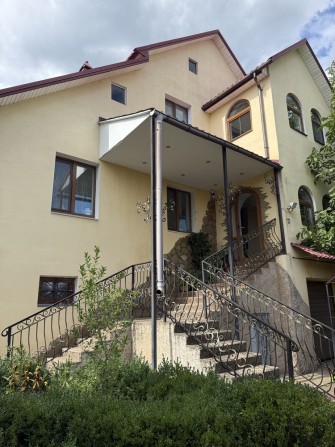 Просторий триповерховий будинок у с. Княжичі, Броварського району. - фото 1