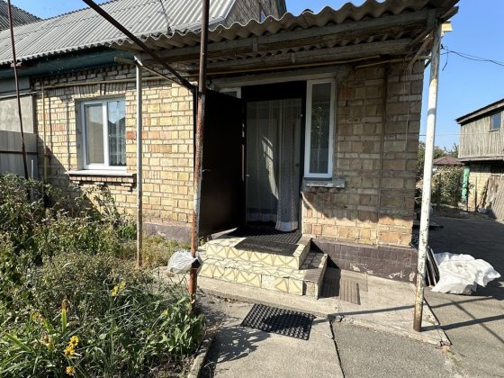 Продам пів будину з окремим входом та парканом, с.Лютіж Лютіж