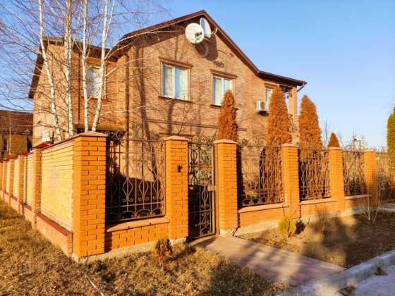 2 будинки на одній ділянці.