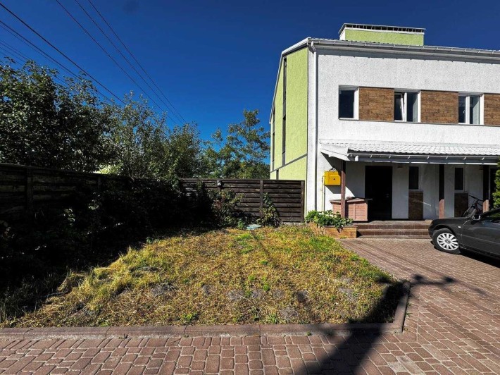 Кутовий таунхаус з чистовим наповненням та великою ділянкою - фото 1