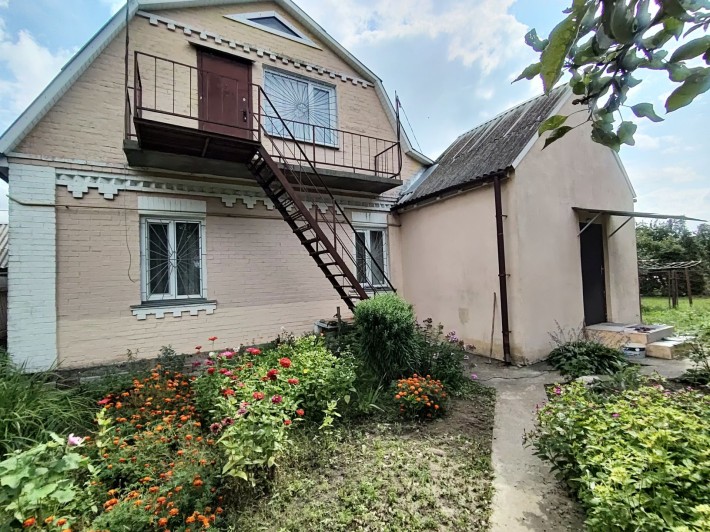 Продається 1/2 будинку,виведена в окреме домоволодіння,в с.Плесецьке - фото 1