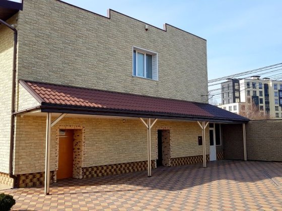 Будинок з ремонтом + приміщення 170 кв.м. Погреби