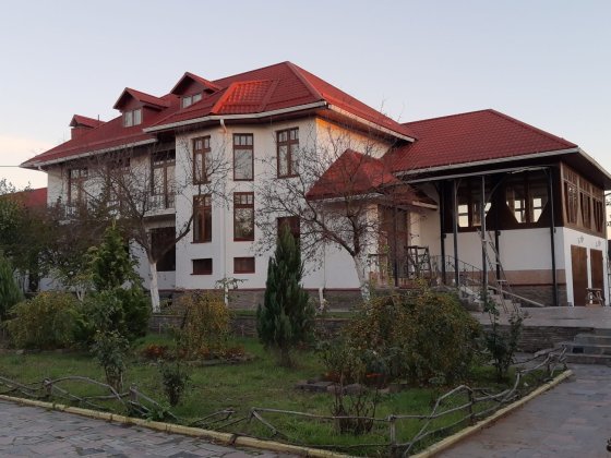 Поместье/маєток 2000кв.м.+бомбоубежище,проживания или коммерции.Обмен. Пухівка