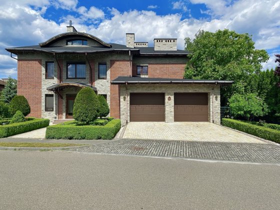 Продаж будинку. Романков. 436,8 м.кв. 4 спальні. 14 соток земли. Романків