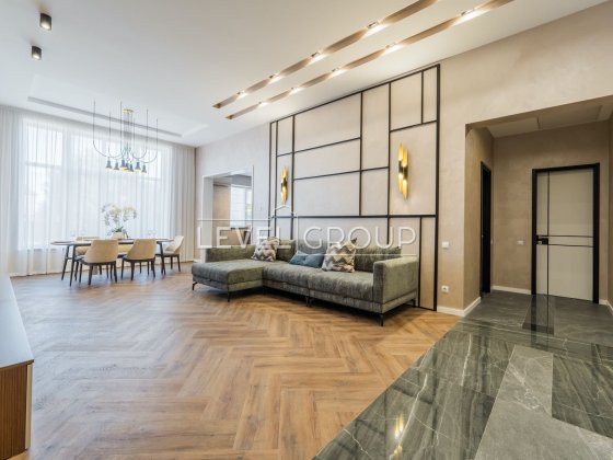 Сучасний будинок 212 м. з басейном у Романкові. Ліс, тиша. 16 соток! Романків