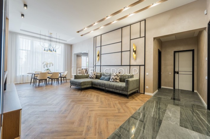 Сучасний будинок 212 м. з басейном у Романкові. Ліс, тиша. 16 соток! - фото 1