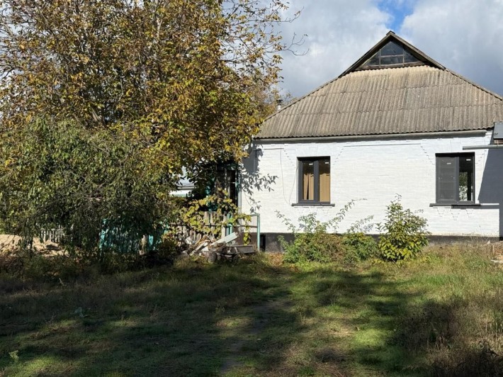 Продам будинок в центрі села - фото 1