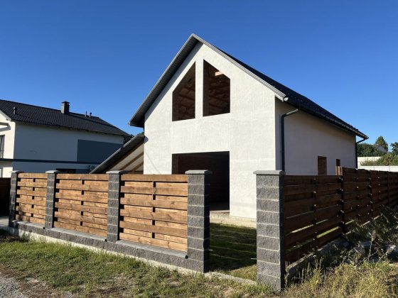 Будинок в гарній локації Хотов