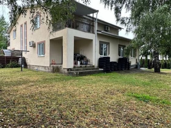 Дуплекс с большим участком и соседи через гараж в закрытом КГ метро Чайки