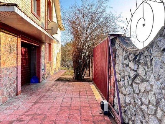 Продаж будинку з басейном. Без %
с.Чайки 
5 км до метро Житомирська Чайки