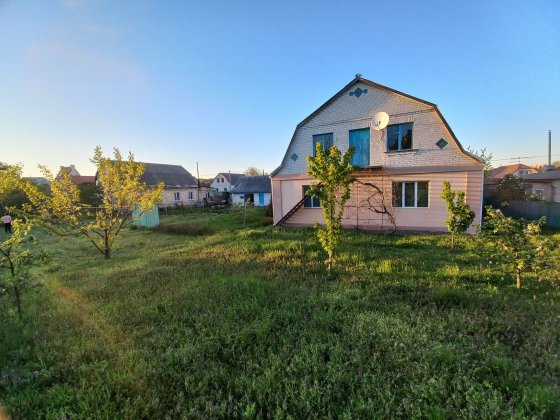 Продам будинок з ділянкою в передмісті. На дві сім'ї!!! Хотов