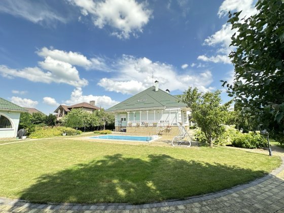 Дім естетичний світлий просторий! Басейн на подвірʼї, житловий цоколь Чубинське