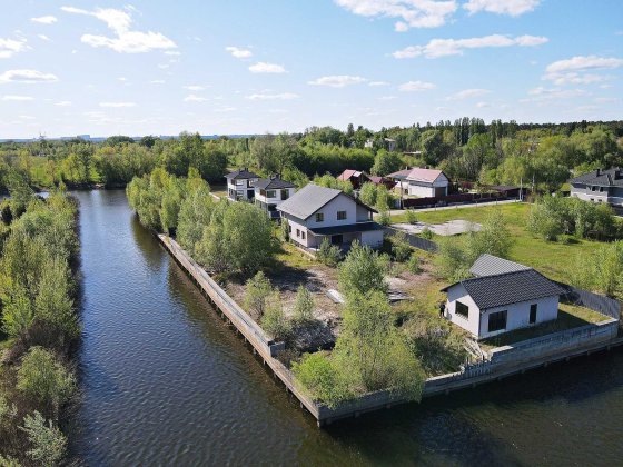 Хотянівка. КМ «Гавань».Будинок на березі притоку Десни. Хотянівка