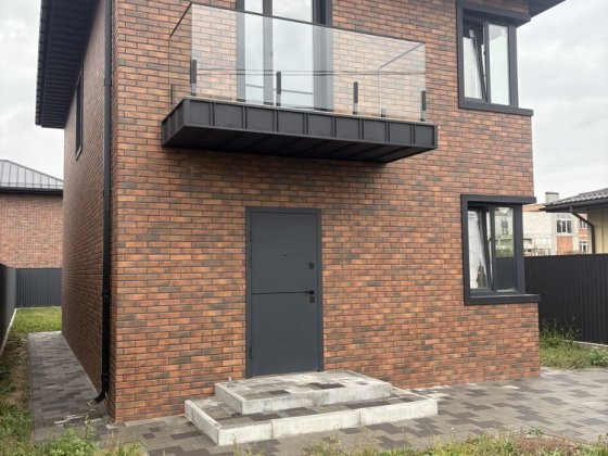 Будинок Шевченково Белогородка , асфальт, поряд ліс Шевченкове