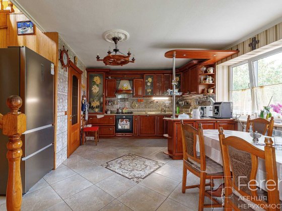 Продається будинок з земельною ділянкою і прибудовою у центрі Винник Винники