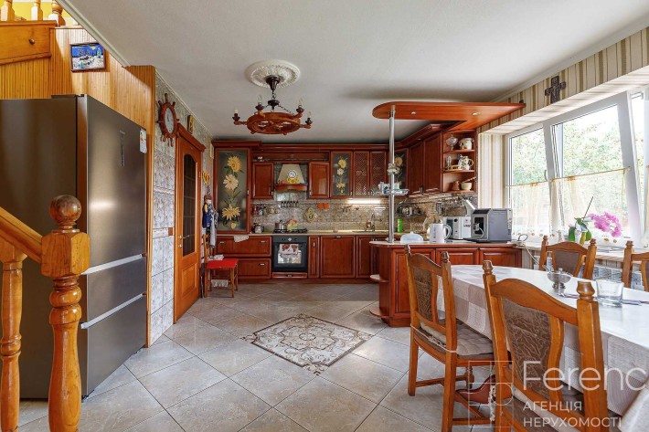 Продається будинок з земельною ділянкою і прибудовою у центрі Винник - фото 1