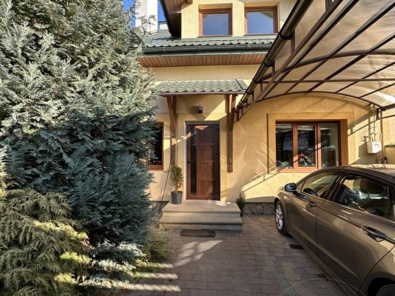 Продаж спареного котеджу у м.Винники з ремонтом Винники