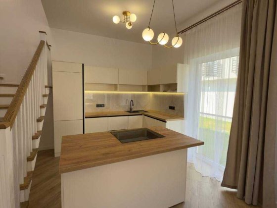 Продаж котеджу з новим сучасним ремонтом в Брюховичах.