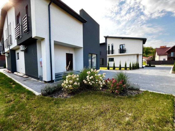 Продаж котеджу з новим сучасним ремонтом в Брюховичах вул. Під Осовою