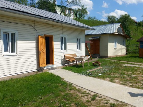 Продаж двох будинків + 18 соток Сходница