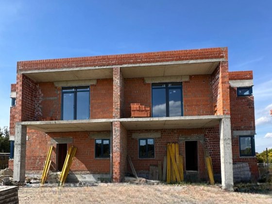 Продаються котеджі у с.Зубра у новому районі поруч з лісом Зубра