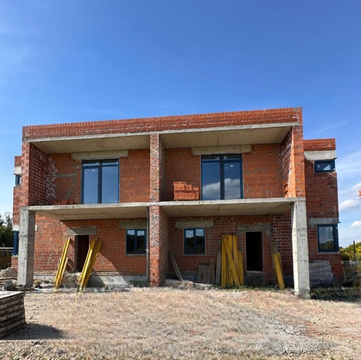 Продаються котеджі у с.Зубра у новому районі поруч з лісом - фото 1