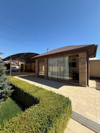 Шикарный дом в черте города Авангард с бассейном - фото 1