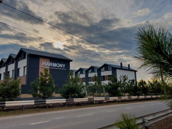 Таунхаус Harmony Avangard расположен в пгт Авангард.
Дом сдан. Авангард